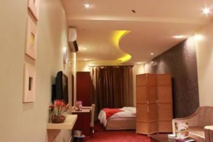 Room 5 of 16