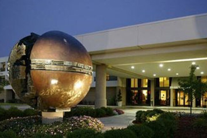 Exterior of Ramada-Detroit Troy