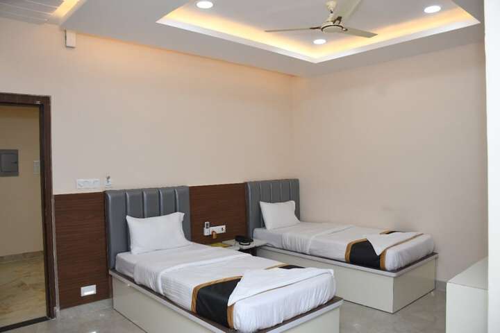Room 4 of 18