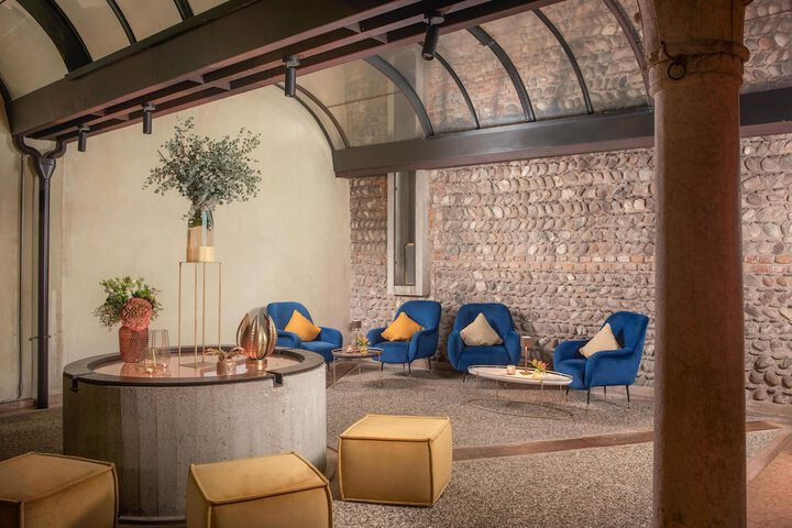 Lounge 75 of 79