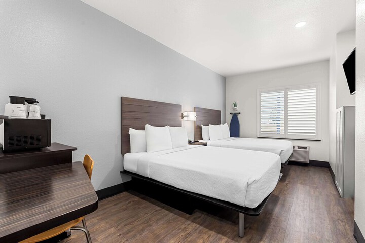 1 Queen Bed (18 of 26)