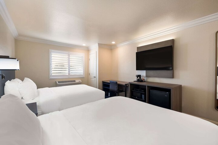 1 Queen Bed (9 of 16)