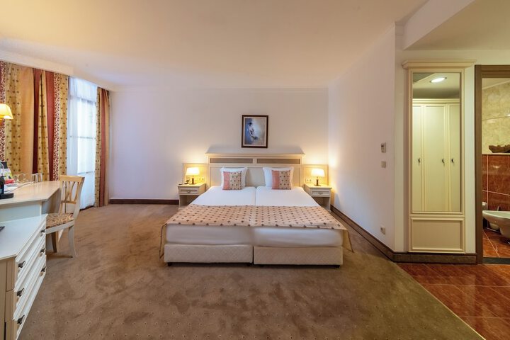 Room 25 of 173