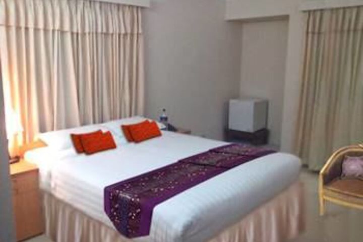 Room 6 of 17