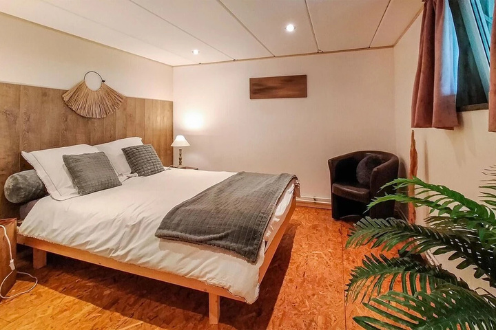 Room 5 of 17