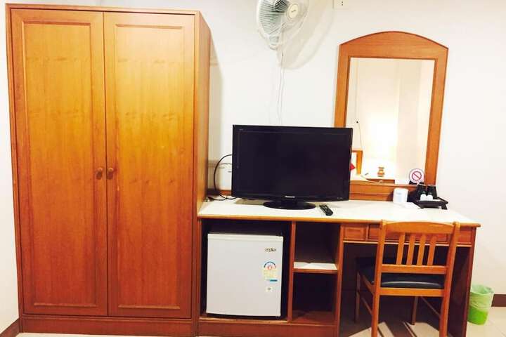 Room 25 of 37