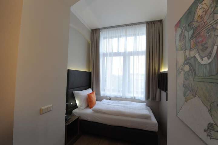 Room 4 of 37