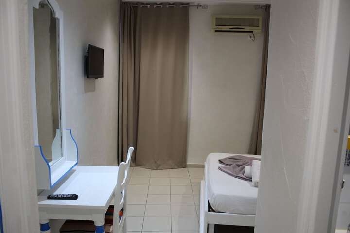 Room 35 of 153