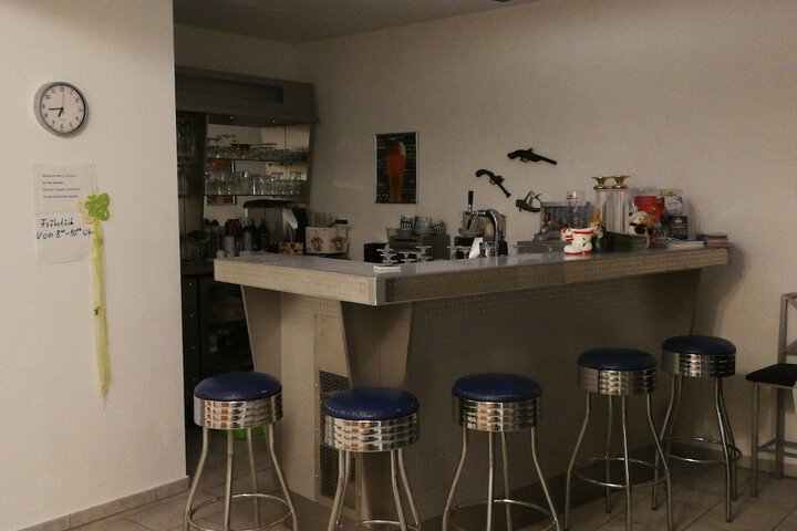 Lounge 37 of 65