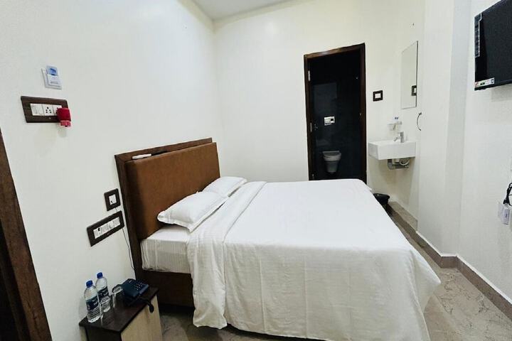 Room 6 of 33