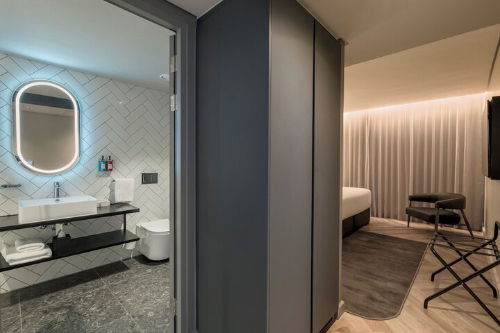 Room 21 of 143