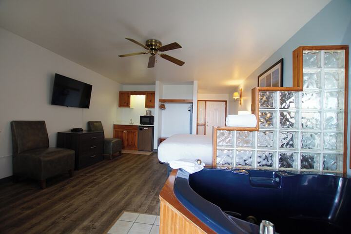 Classic King Bed Lake View Accessible (7 of 109)