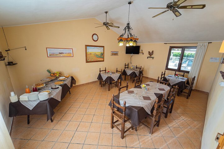Dining 19 of 65