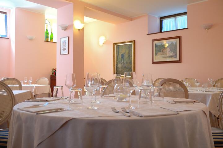 Dining 2 of 9