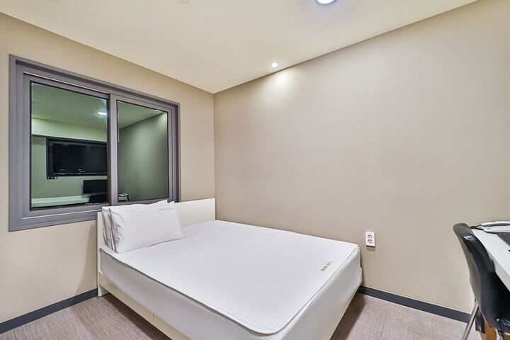 Room 12 of 53