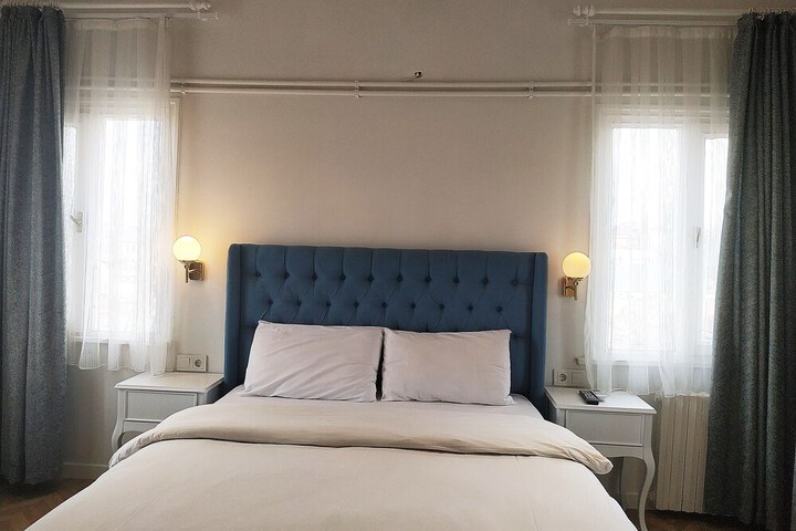 Room 11 of 32