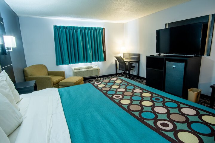 1 King Bed (2 of 17)