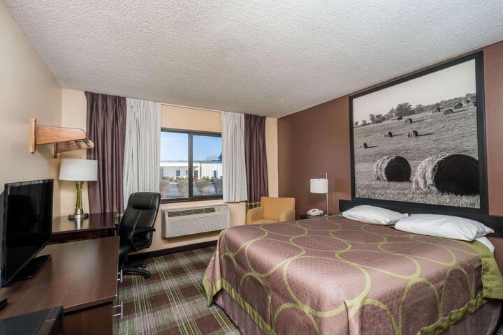 1 Queen Bed (3 of 7)