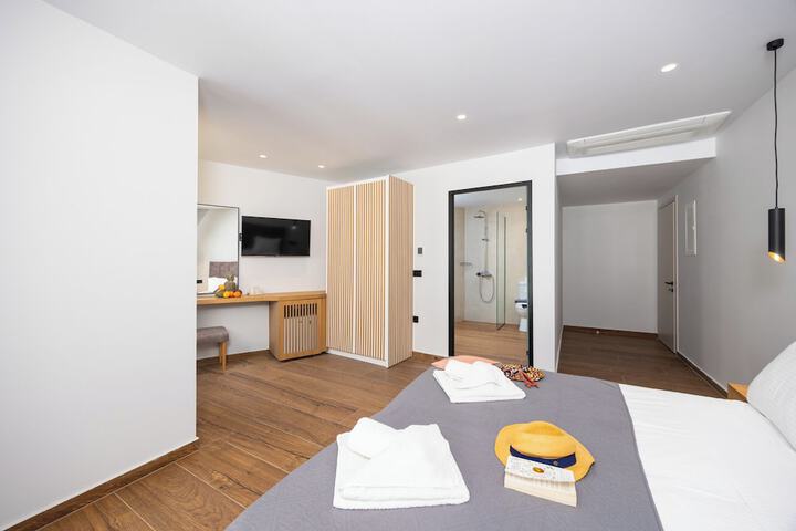 Room 4 of 35