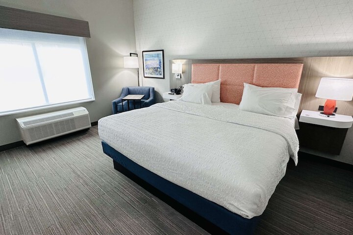 1 King Hearing Accessible Studio with Sofa Bed (26 of 41)