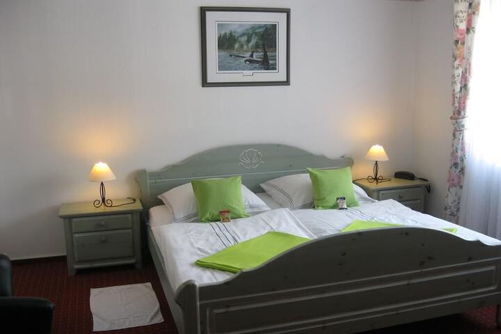 Room 8 of 33