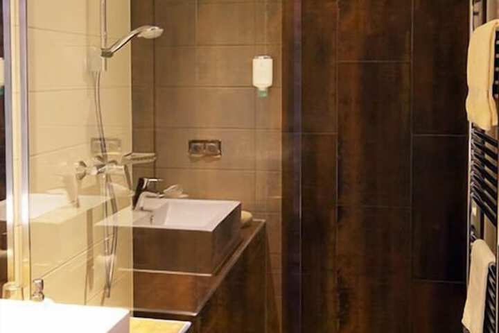 Room 9 of 20