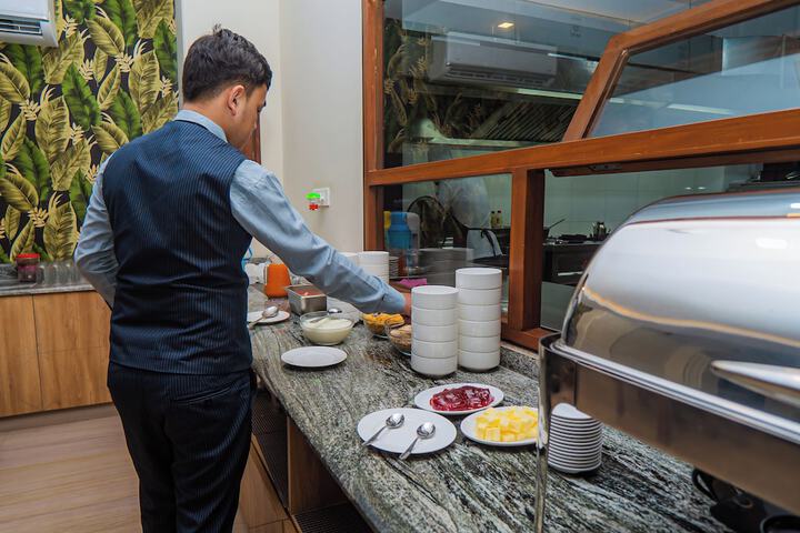 Dining 78 of 100