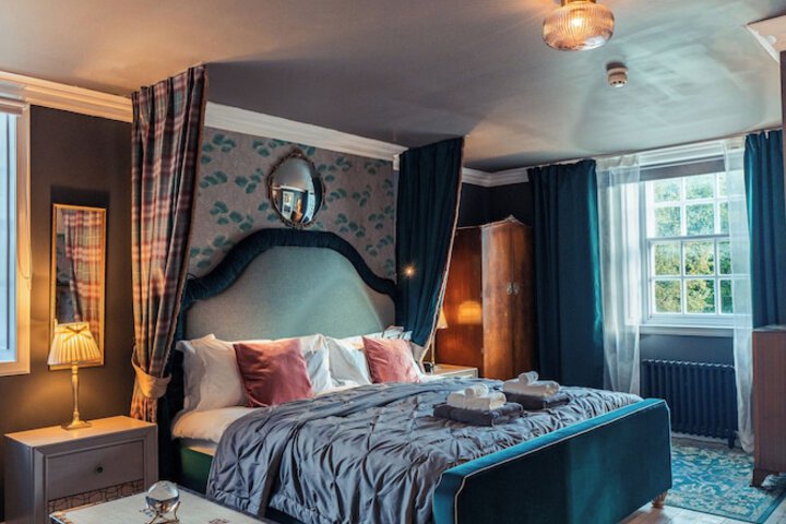 Room 3 of 176