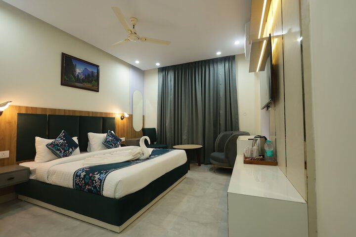 Room 11 of 27