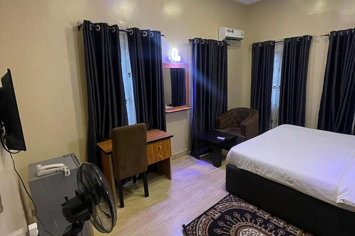 Room 6 of 16