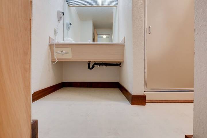 Room 32 of 76
