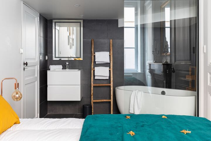Room 4 of 18