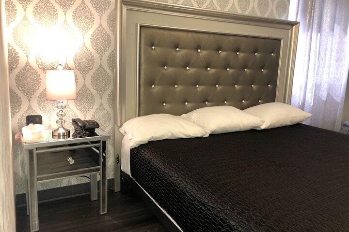 Room 4 of 77