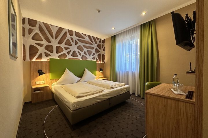 Room 12 of 77