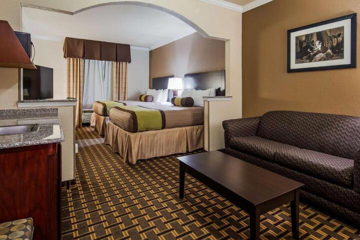 Suite 1 King Bed Sofa Bed Living Area Wet Bar Microwave and Refrigerator WiFi Full Breakfast (6 of 11)