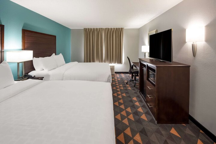 2 Queen Beds (2 of 7)