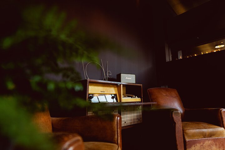 Lounge 33 of 36