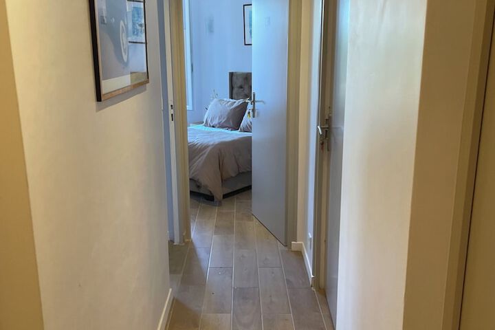 Room 6 of 9