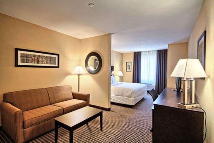 Suite (3 of 9)