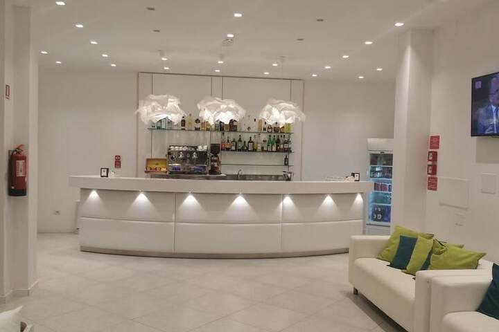 Lounge 20 of 28