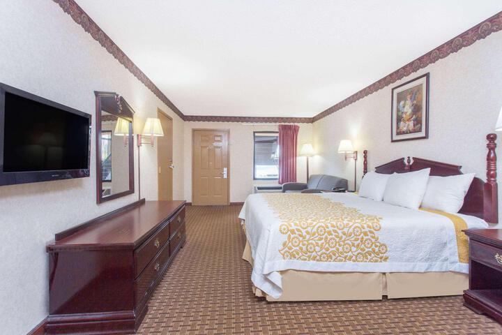 2 Queen Beds (4 of 13)