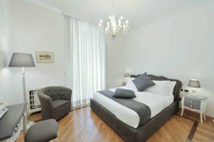 Room 10 of 28