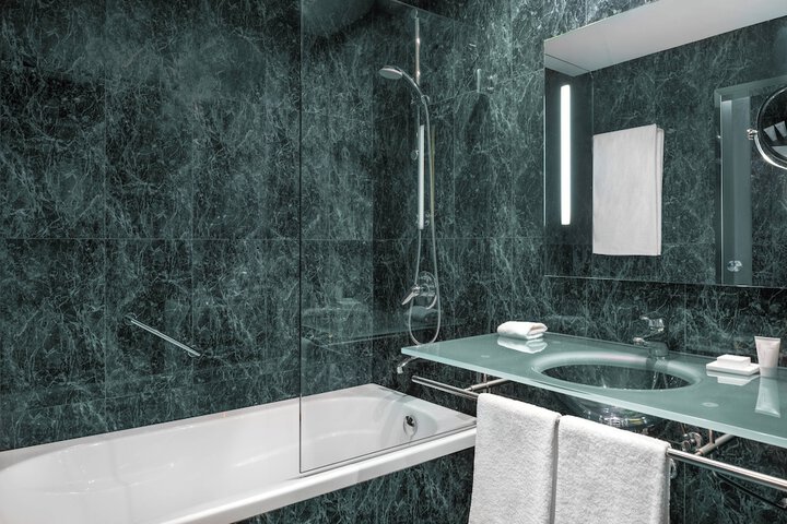 Room 13 of 34