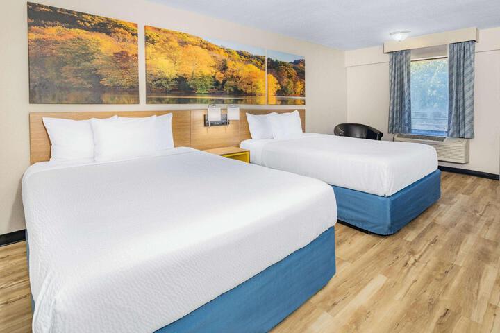 2 Queen Beds (7 of 11)