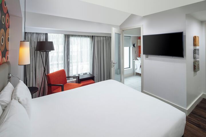 Room 34 of 102