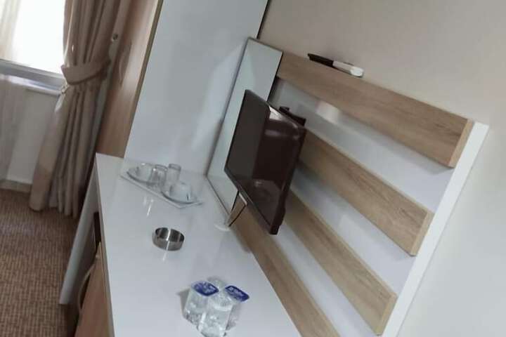 Room 17 of 27