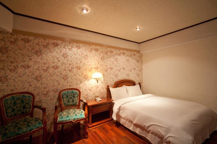 Room 9 of 30