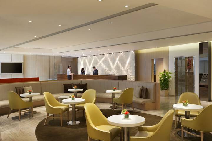 Lounge 38 of 45