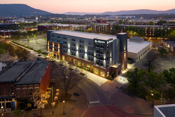 Photo of La Quinta Inn & Suites by Wyndham Chattanooga Downtown / South