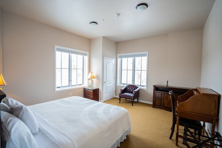 Deluxe King Bed (2 of 41)